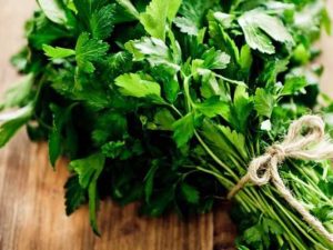 El perejil, una bomba de vitaminas que debes consumir todo lo que puedas